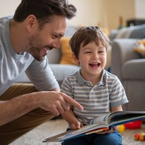 Padre enseñando desde la educación sin etiquetas con enfoque positivo.