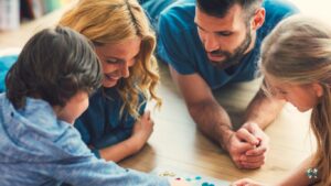 8 juegos imprescindibles para jugar en familia - educa en positivo