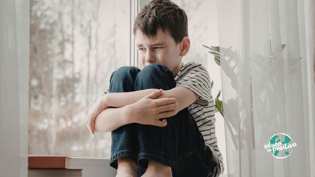 Alternativas a los castigos - Madre acompañando a su hijo con educación positiva