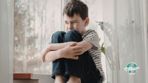 Alternativas a los castigos - Madre acompañando a su hijo con educación positiva